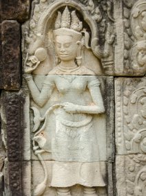 Banteay Prei Devata mit Spiegel im Banteay Prei Tempel / Devata with mirror at Banteay Prei temple