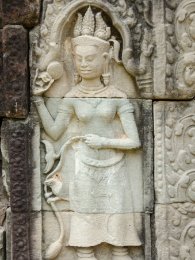 Banteay Prei Devata-Apsara mit erhabenem Kopfschmuck und einem Spiegel in der Hand, Banteay Prei Temple / Devata-Apsara with raised headdress and a mirror in the hand,...