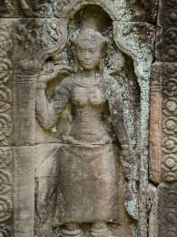 Banteay Prei Devata-Apsara Relief umrahmt von natürlichem Flechten im Tempel Banteay Prei / Devata-Apsara relief framed by natural lichen at Banteay Prei temple