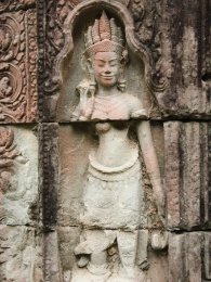 Banteay Prei Devata-Apsara mit Spuren roter Pigmente die auf die ursprüngliche Bemalung des Reliefs hinweisen, Banteay Prei Tempel / Devata-Apsara with traces of red...