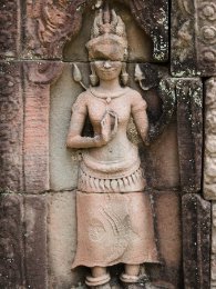 Banteay Prei Devata-Apsara mit Spuren roter Pigmente die auf die ursprüngliche Bemalung des Reliefs hinweisen, Banteay Prei Tempel / Devata-Apsara with traces of red...