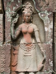 Banteay Prei Devata-Apsara mit Spuren roter Pigmente die auf die ursprüngliche Bemalung des Reliefs hinweisen, Banteay Prei Tempel / Devata-Apsara with traces of red...