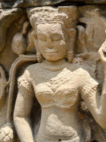 Banteay Prei Beschädigte Devata mit feinen Gesichtszügen, Banteay Prei Tempel / Damaged Devata with delicate facial features, Banteay Prei Temple