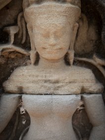 Banteay Prei Devata mit sanftem Lächeln, Banteay Prei Tempel / Devata with a gentle smile, Banteay Prei Temple
