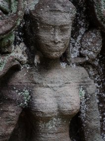 Banteay Prei Anmutig lächelnde Devata im Banteay Prei Tempel / Gracefully smiling Devata in Banteay Prei Temple