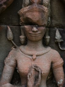 Banteay Prei Entstellte Skulptur einer Devata mit markanter Bruchkante, Banteay Prei Tempel / Defaced sculpture of a Devata with a prominent fracture line, Banteay Prei...