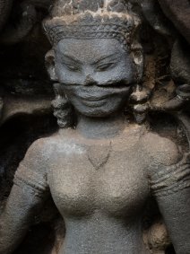 Banteay Prei Skulptur einer Devata mit markanter Bruchkante, Banteay Prei Tempel / Sculpture of a Devata with a prominent fracture line, Banteay Prei Temple