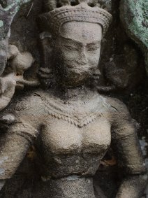 Banteay Prei Beschädigte Devata mit gut erhaltenen Gesichtszügen, Banteay Prei Tempel / Damaged Devata with well-preserved features, Bantey Prei Temple