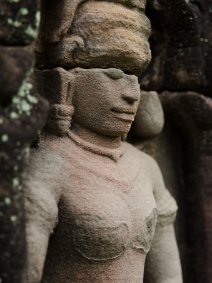 Banteay Prei Skulptur einer Devata mit markanter Bruchkante, Banteay Prei Tempel / Sculpture of a Devata with a prominent fracture line, Banteay Prei Temple