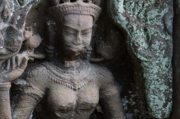 Banteay Prei Devata-Porträt umrahmt von grünen Flechten, Banteay Prei Tempel / Devata portrait framed by green lichens, Banteay Prei Temple