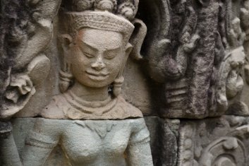 Banteay Prei Devata-Porträt mit erhabenem Kopfschmuck und einem Spiegel in der Hand, Banteay Prei Tempel / Devata portrait with raised headdress and a mirror in the hand,...
