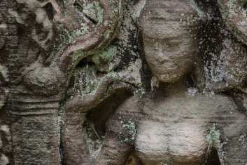 Banteay Prei Anmutig lächelnde Devata im Banteay Prei Tempel / Gracefully smiling Devata in Banteay Prei Temple