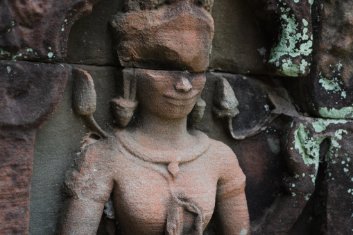 Banteay Prei Porträt einer Devata mit markanter Bruchkante, Banteay Prei Tempel / Portrait of a Devata with a prominent fracture line, Banteay Prei Temple