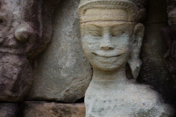 Banteay Prei Porträt einer Devata mit sanftem Lächeln, Banteay Prei Tempel / Portrait of a Devata with a gentle smile, Banteay Prei Temple