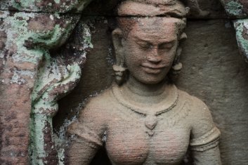 Banteay Prei Filigran ausgearbeitete Devata-Portät mit auffälligen Schmuckdetails und roten Farbakzenten / Delicately crafted Devata portrait with striking jewelry details...