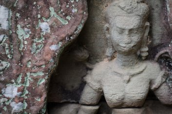 Banteay Prei Beschädigtes Devata-Porträt mit gut erhaltenen Gesichtszügen, Banteay Prei Tempel / Damaged Devata portrait with well-preserved features, Bantey Prei Temple