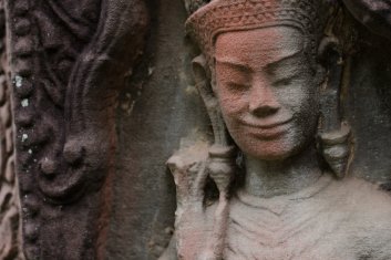 Banteay Prei Devata-Porträt mit lebendigem Ausdruck und verblasstem Rot im Gesicht, Banteay Prei Tempel / Devata portrait with lively expression and faded red face, Banteay...