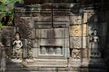 Banteay Prei Tempelwand mit Devatas im Banteay Prei Tempel / Temple wall with Devatas at Banteay Prei Temple
