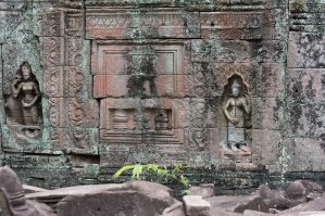 Banteay Prei Tempelwand mit Devatas im Banteay Prei Tempel / Temple Wall with Devatas at Banteay Prei Temple