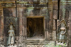 Banteay Prei Fenster flankiert von Devatas im Banteay Prei Tempel / Window flanked by Devatas at Banteay Prei temple