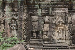 Banteay Prei Tempelwand mit Devatas im Banteay Prei Tempel / Temple wall with Devatas at Banteay Prei Temple