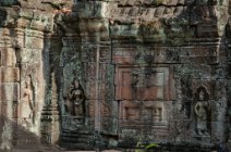 Banteay Prei Tempelwände mit Devatas im Banteay Prei Tempel / Temple walls with Devatas at Banteay Prei Temple