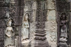 Banteay Prei Tempelwand mit Devatas im Banteay Prei Tempel / Temple Wall with Devatas at Banteay Prei Temple