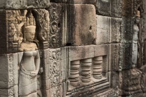 Banteay Prei Tempelwand mit Devatas im Banteay Prei Tempel / Temple Wall with Devatas at Banteay Prei Temple