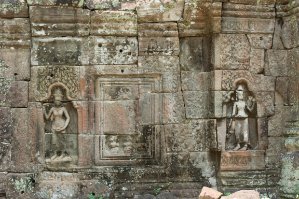 Banteay Prei Tempelwand mit Devatas im Banteay Prei Tempel / Temple Wall with Devatas at Banteay Prei Temple