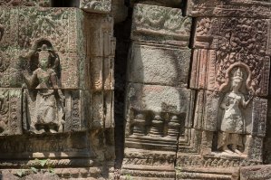 Banteay Prei Ruinen im Banteay Prei Tempel - Wand mit Devatas / Ruins at Banteay Prei temple - Wall with Devatas