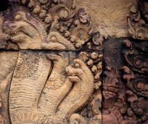 Banteay Srei - Carving detail Nagas - Nahaufnahme eines Flachreliefdetails / Nagas - Close-up of a bas-relief detail