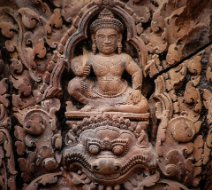 Banteay Srei - Carving detail Nahaufnahme eines Flachreliefdetails - Shiva auf einem Kala / Close-up of a bas-relief detail - Shiva on an Kala