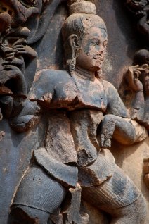 Banteay Srei - Carving detail Nahaufnahme von Shiva Nataraja auf der östlichen Gopura / Close-Up of Shiva Nataraja on the eastern gopura