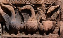 Banteay Srei - Carving detail Gänse schmücken das Fundament eines Schreins / Geese decorate the base of a shrine