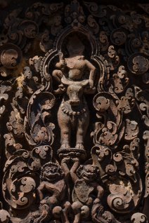 Banteay Srei - Carving detail Yama, Gott der Gerechtigkeit und des Todes / Yama, god of justice and death