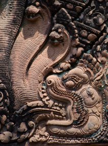 Banteay Srei - Carving detail Darstellung eines Makara und einer vielköpfigen Naga / Carving of a makara and a multi-headed naga