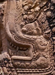 Banteay Srei - Carving detail Nahaufnahme eines Makara. Makara ist ein Seemonster in der hinduistischen Mythologie / Close-up of a Makara. Makara is a sea-monster in Hindu mythology