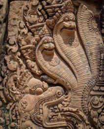 Banteay Srei - Carving detail Drei Nagas im Rachen von Kala / Three Nagas in the mouth of Kala