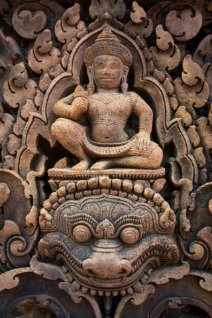 Banteay Srei - Carving detail Shiva der über einer Darstellung von Kala sitzt / Shiva seated above a representation of Kala