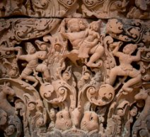 Banteay Srei - Carving detail Viradhas entführt Sita / Viradha is kidnapping Sita