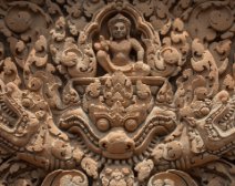 Banteay Srei - Carving detail Nahaufnahme eines Flachreliefdetails, Shiva und Kalas / Close-up of a bas-relief detail, Shiva and Kalas