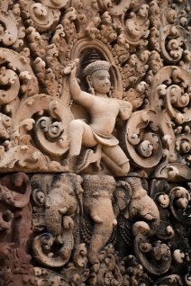 Banteay Srei - Carving detail Indra reitet den dreiköpfigen Elefanten Airavata auf einem Giebel über der Tür des zentralen Schreins / Indra riding the three-head elephant Airavata on...