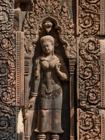 Banteay Srei - Devata Devata - Nördliches Heiligtum, nach Westen ausgerichtet, rechts von der Tür / Devata - Northern Sanctuary, West-faced, right of the door