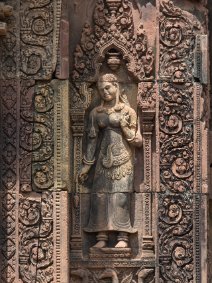 Banteay Srei - Devata Devata - Südliches Heiligtum, nach Westen ausgerichtet, rechts von der Tür / Devata - Southern Sanctuary, West-faced, right of the door