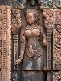 Banteay Srei - Devata Devata - Nördliches Heiligtum, nach Norden ausgerichtet, rechts von der Tür / Devata - Northern Sanctuary, North-faced, right of the door