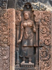 Banteay Srei - Devata Devata - Nördliches Heiligtum, nach Norden ausgerichtet, rechts von der Tür / Devata - Northern Sanctuary, North-faced, right of the door