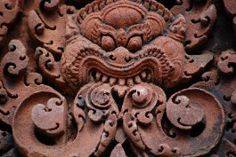Banteay Srei - Kala Kala - Detail einer Türsäule / Kala - Detail of a door pillar