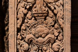 Banteay Srei - Kala Dämon Kala abgebildet auf einer Türsäule / Demon Kala depicted on a door pillar