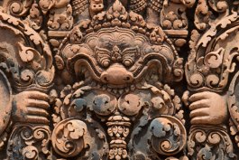 Banteay Srei - Kala Dämon Kala abgebildet auf dem Giebel am östlichen Eingang zum Prozessionsweg / Demon Kala depicted on the Pediment at the eastern entrance