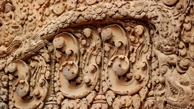 Banteay Srei - Lintel Detail eines Türsturz mit Shiva, Kala, Makara und kunstvoller Verzierung - westliche Gopura, mittlere Einfriedung / Detail of a Lintel with Shiva, Kala, Makara...